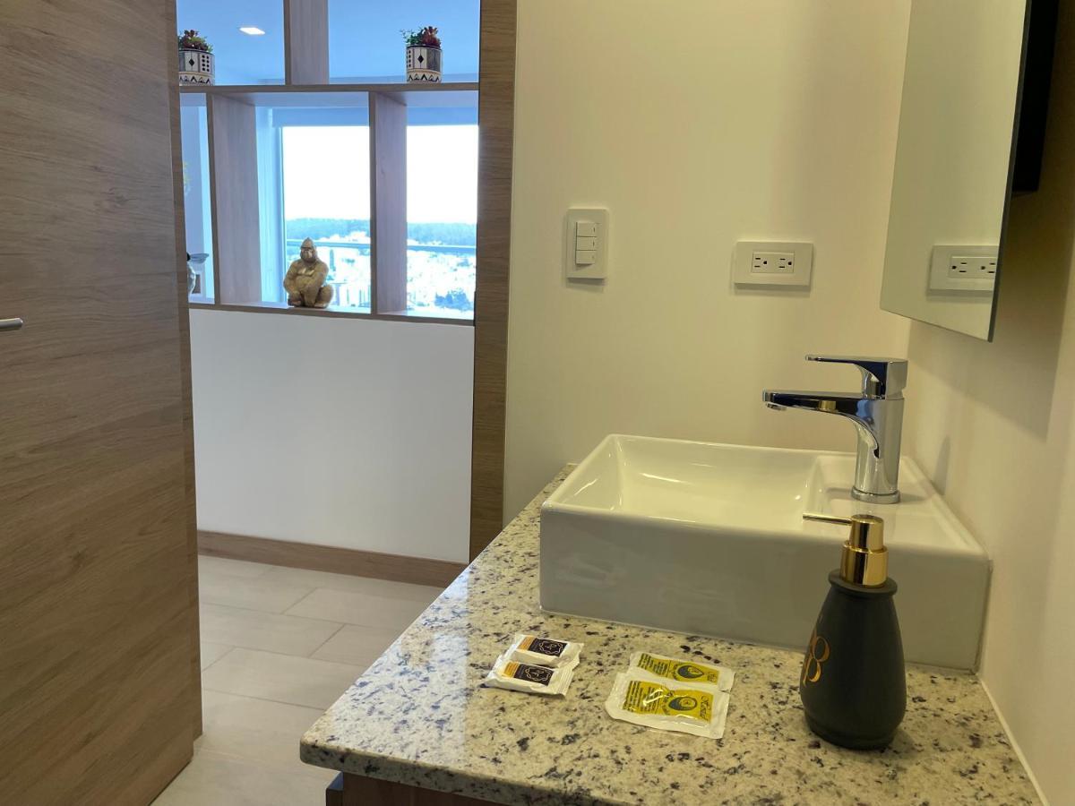 Nueva Suite-Piso 21 Vista La Carolina @One Кито Екстериор снимка